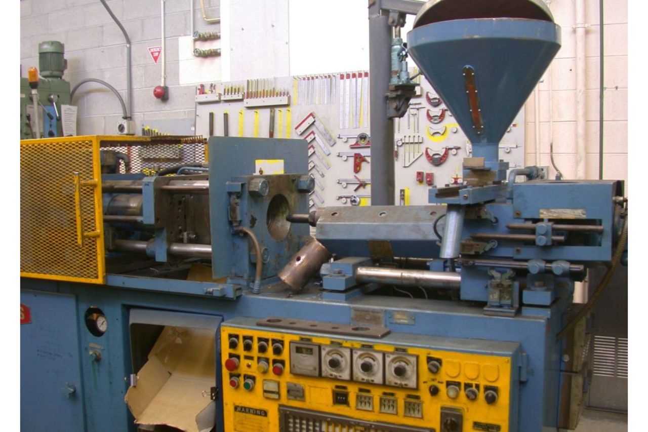 Injection Molding vs Blow Molding: What are the Differences?