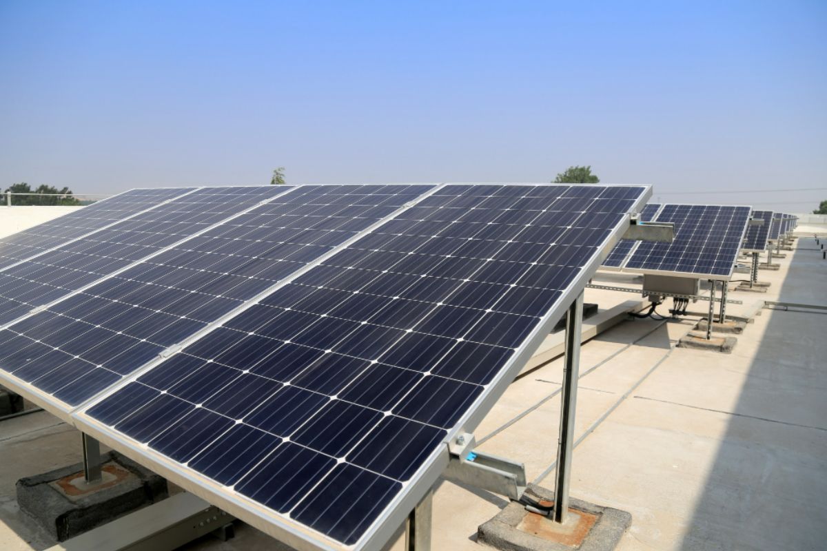6 Advantages of Large-Size Plastic Molding for Solar Panels