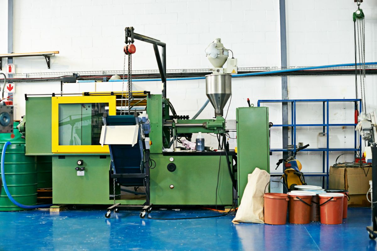 Reduced flashing of plastic injection molding